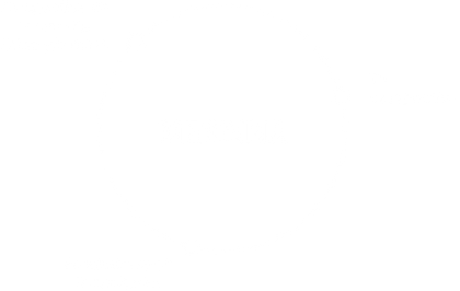 Un diagrama circular con una flecha horizontal central etiquetada "Entrada" apuntando hacia la derecha, una flecha desde la parte superior derecha etiquetada "Proceso" apuntando hacia abajo, una flecha desde la parte inferior izquierda etiquetada "Salida" apuntando hacia arriba y otra flecha fuera del círculo que conecta Salida a entrada.