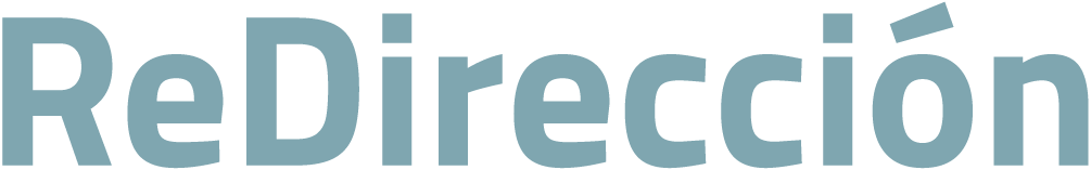 La imagen muestra la palabra "ReDirección" escrita en azul claro, negrita y texto sans-serif sobre un fondo transparente. La "i" está estilizada con una tilde encima, enfatizando la palabra original en español.